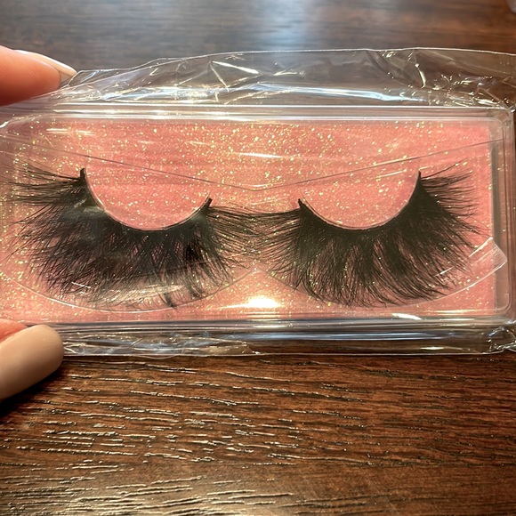 NIB 💎Bountiful 3 pack💎Lashes 💎 - Picture 2 of 3